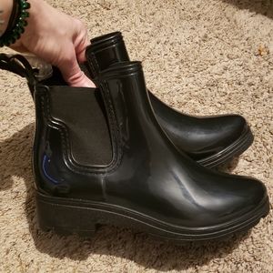 NWOT size 7 rubber ankle boots